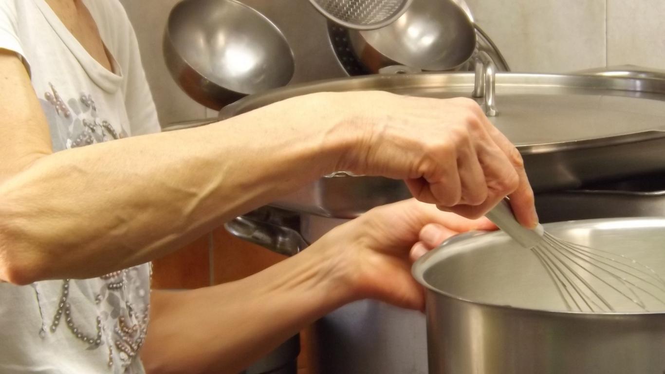 Señora batiendo en olla