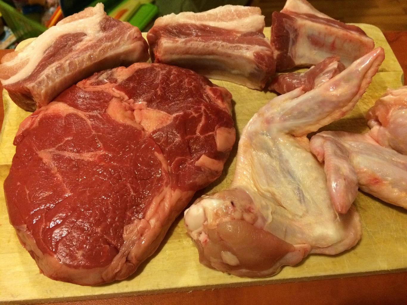 Varias piezas de carne cruda