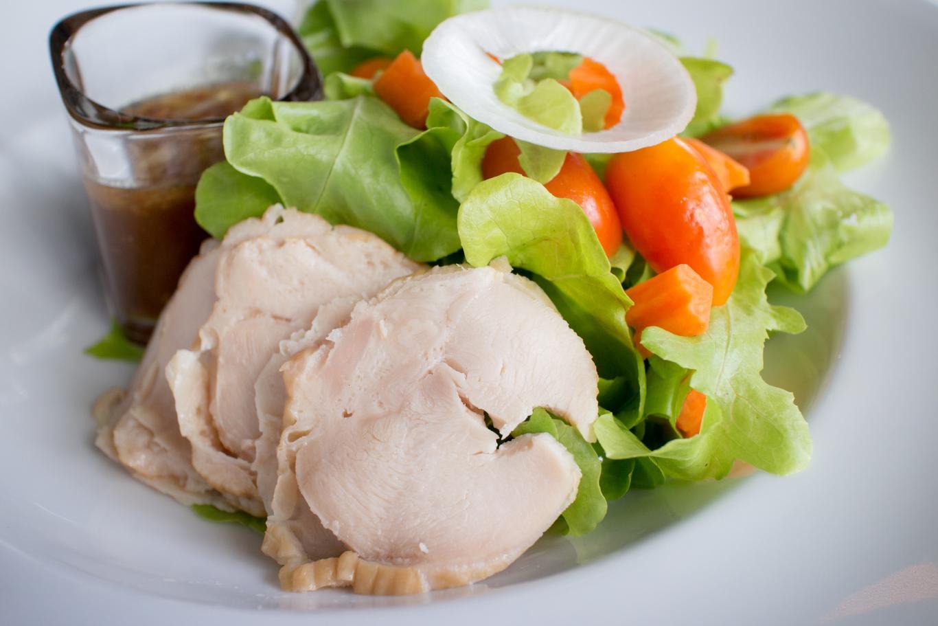 Ensalada con lechuga y pollo