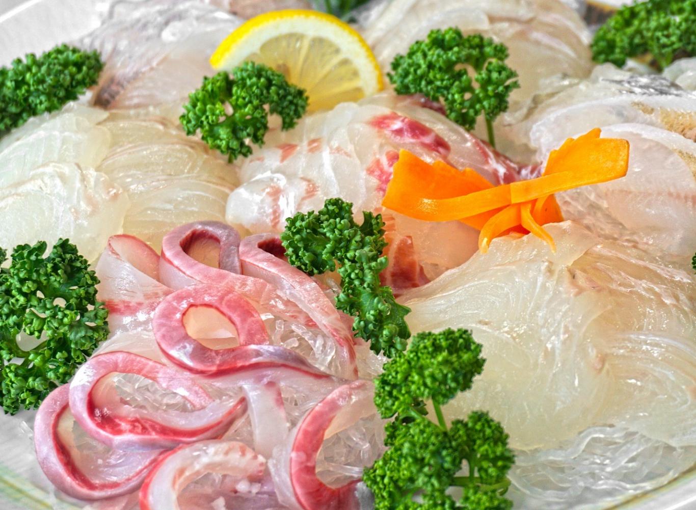 Imagen de un plato con pescados crudos para sushi