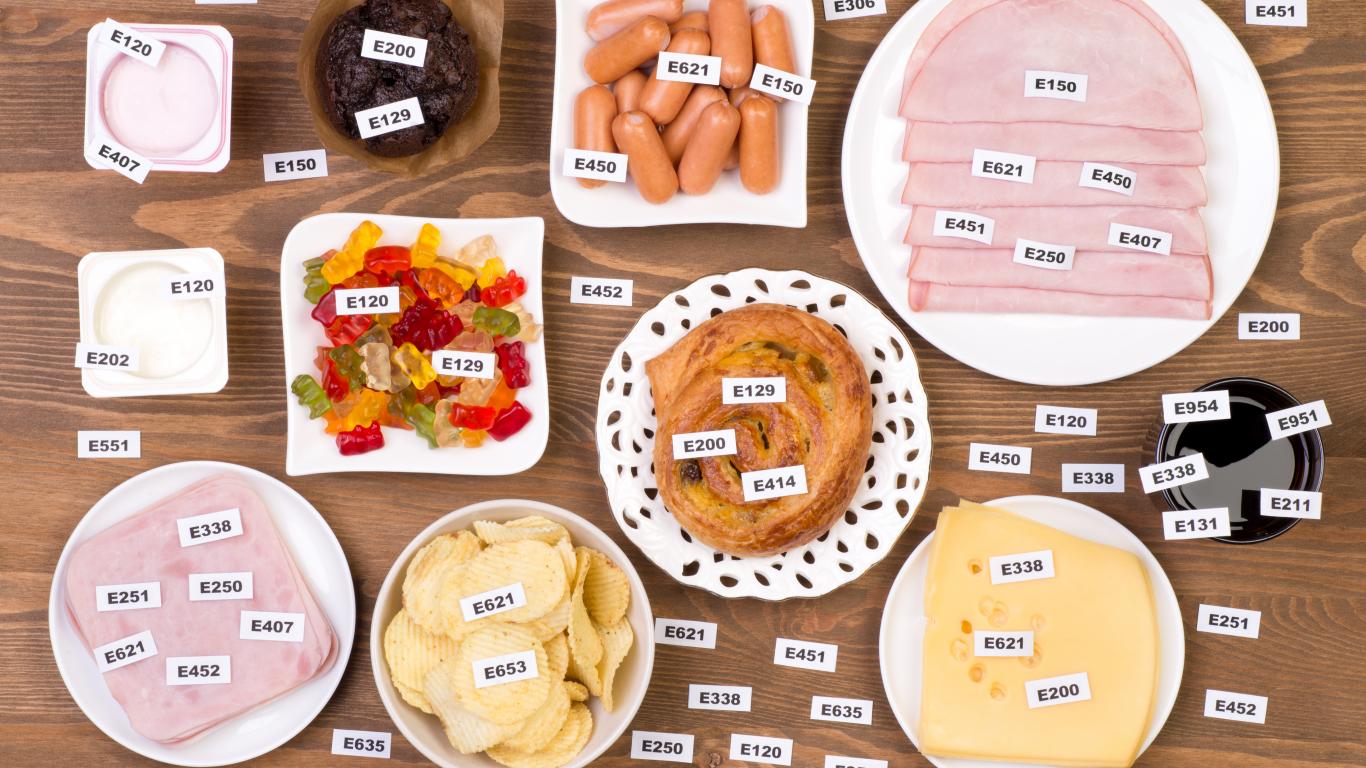 Varios tipos de alimentos ocn etiquetas con sus aditivos