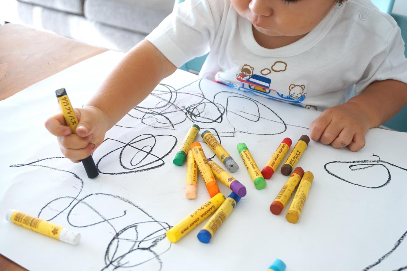 Niño pintando en el aula 