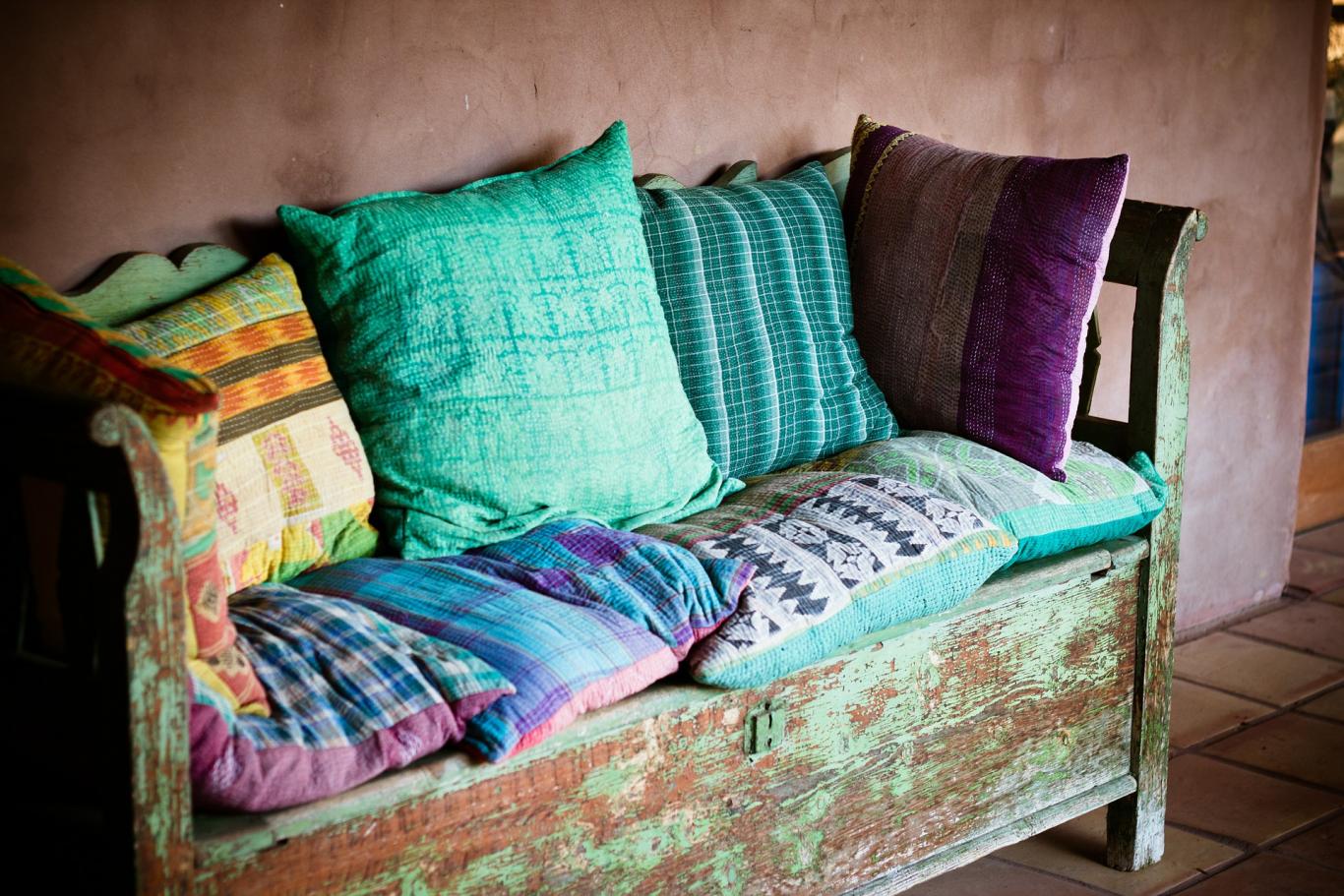 Sofá con cojines de colores