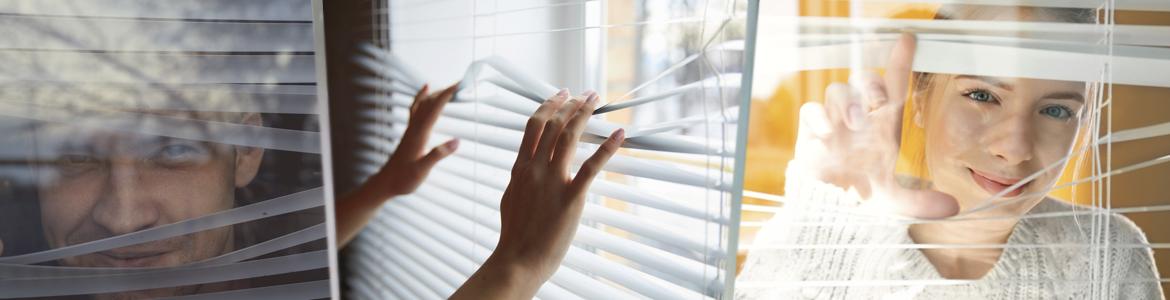 Composición de imágenes en las que se muestra a un hombre y una mujer abriendo persianas que dejan pasar la luz