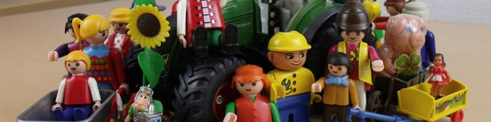 Imagen de grupo de muñecos granjeros y del mundo rural sobre un tractor