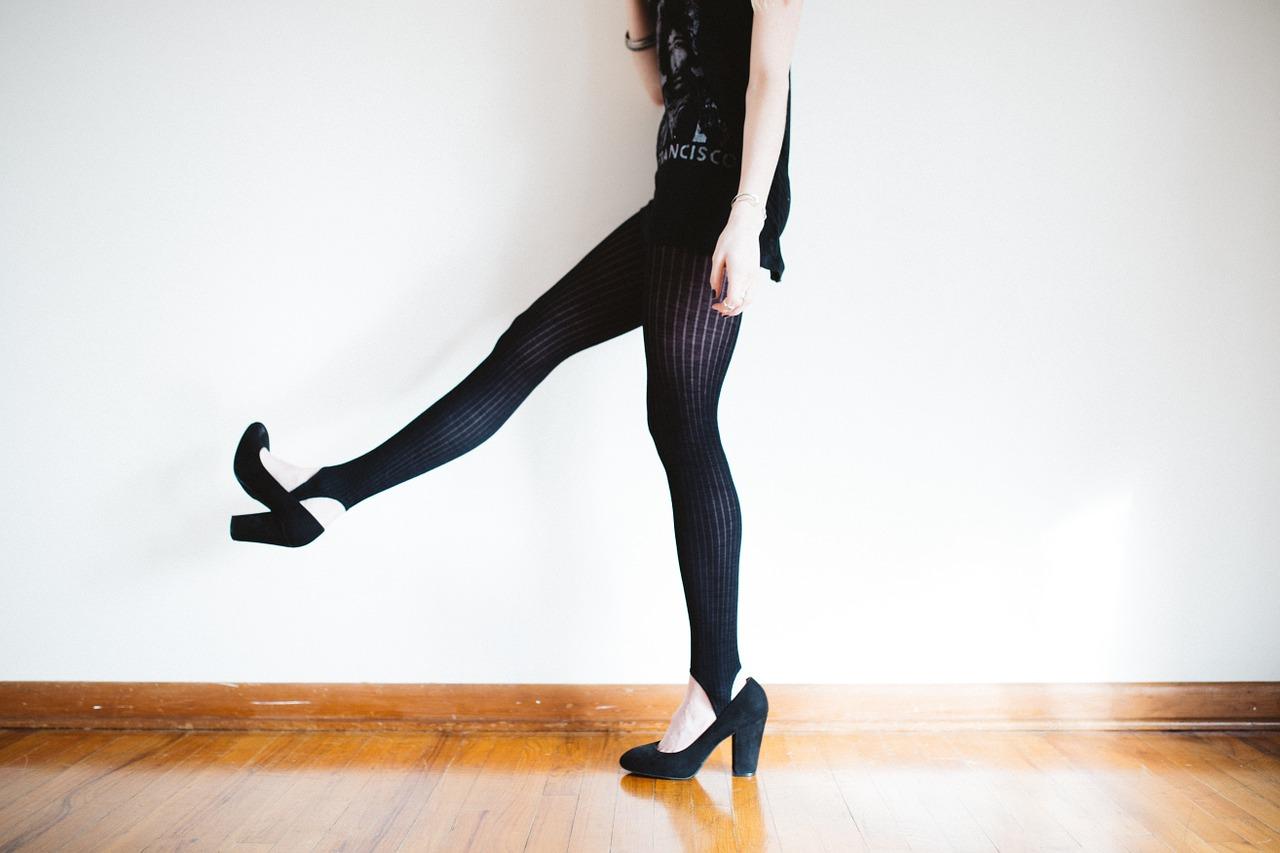 Imagen de las piernas de una chica con zapatos de baile