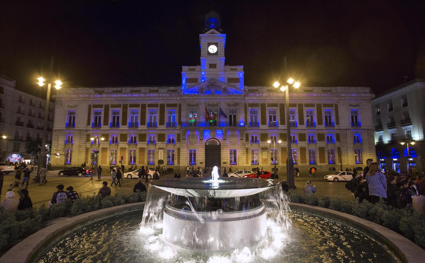 La Puerta del Sol de noche alumbrada en color azul en la actualidad