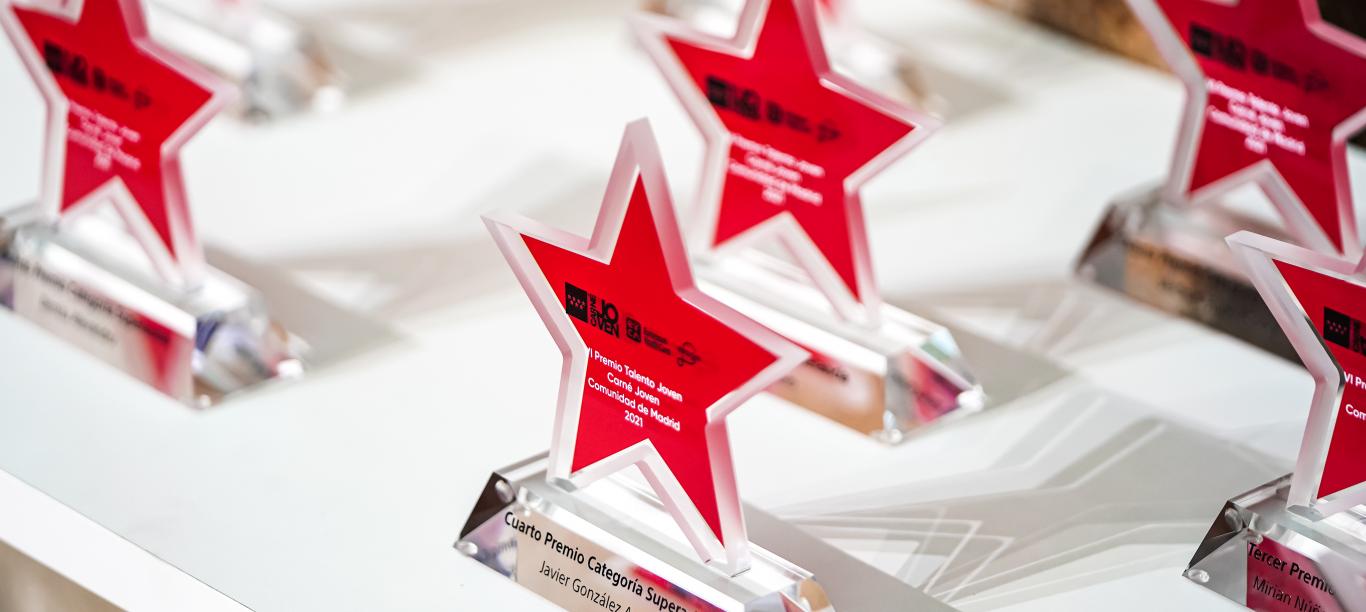 trofeos de estrellas rojas de los premios talento