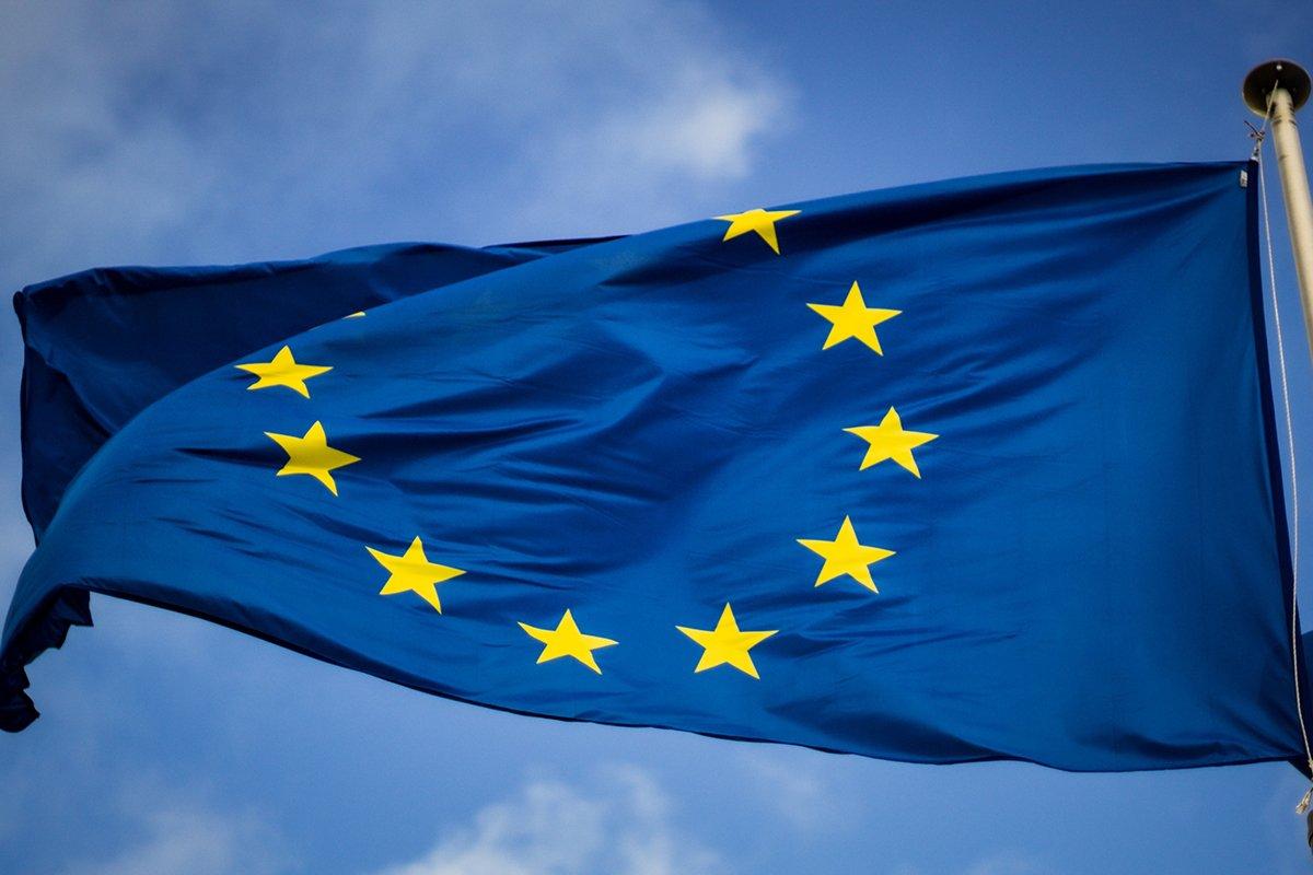 bandera europea ondeando