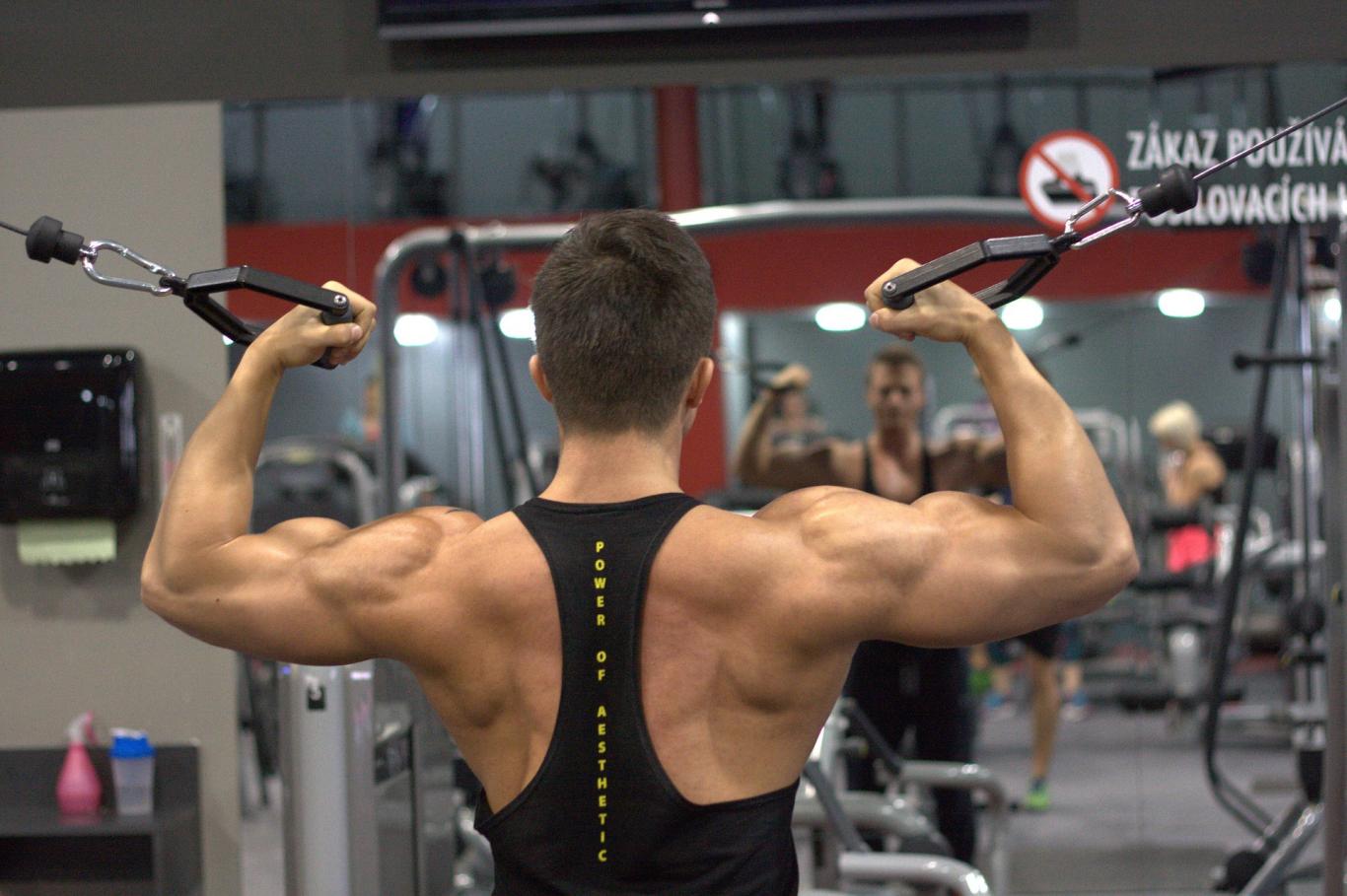 hombre musculado en el gimnasio