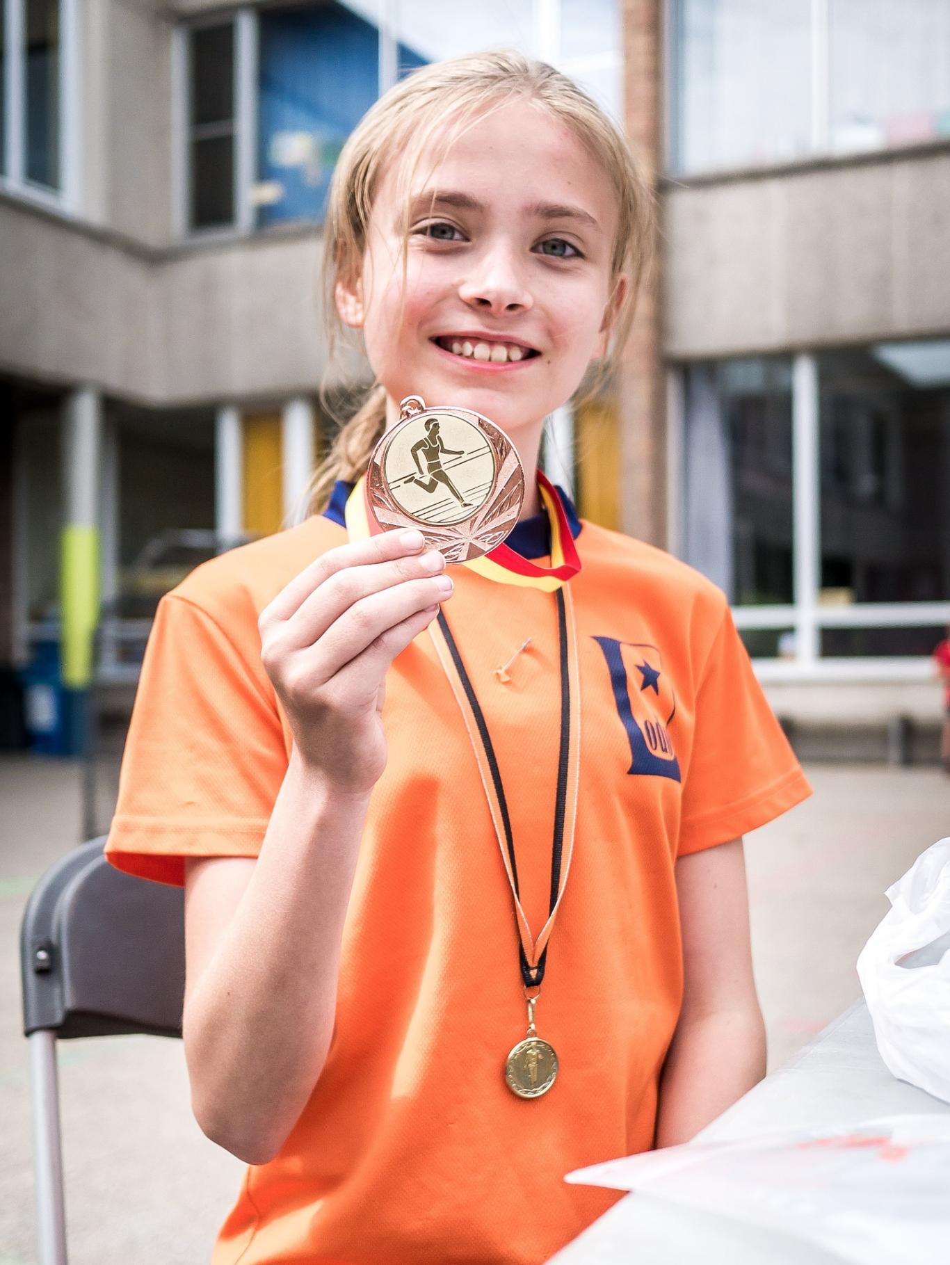 Niña con medalla deportiva