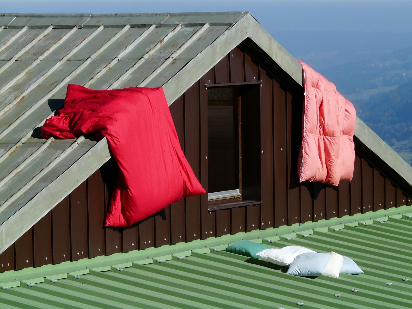 Ventana de buhardilla con sacos tendidos