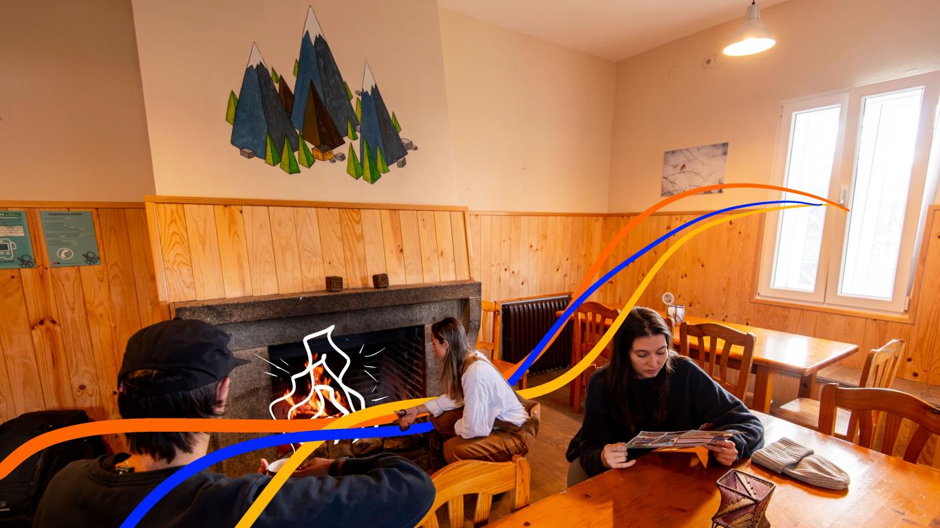 Grupo de jóvenes en torno a chimenea