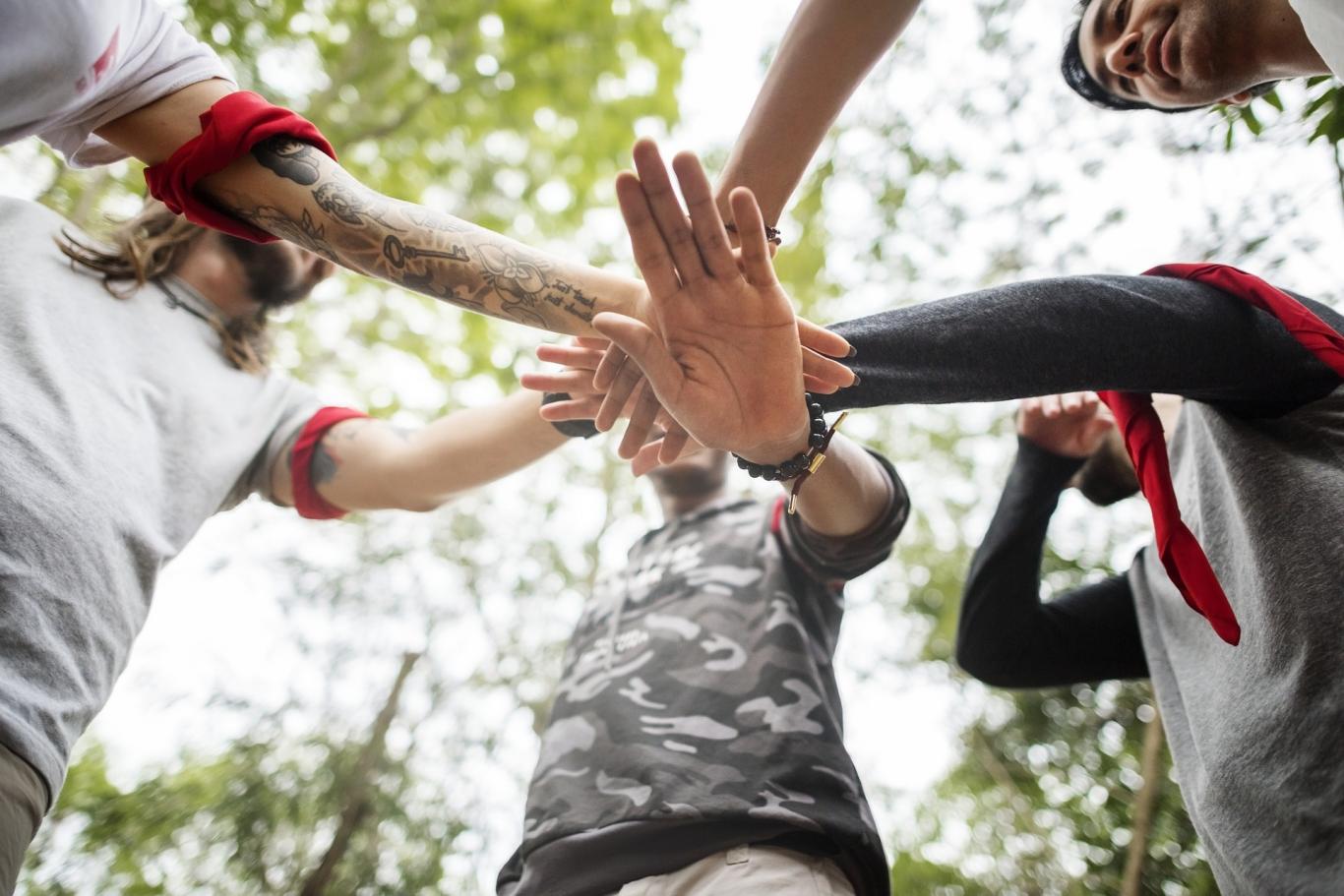 Jóvenes haciendo juego con las manos