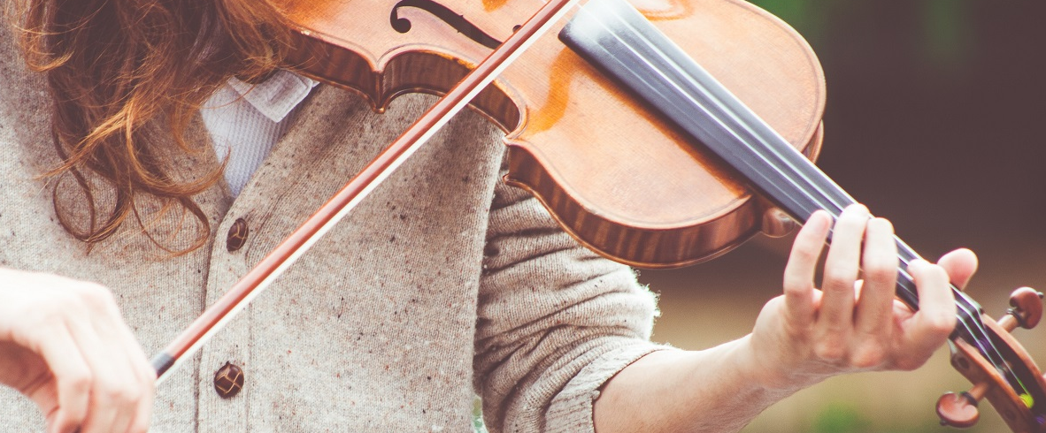 Chica tocando violín