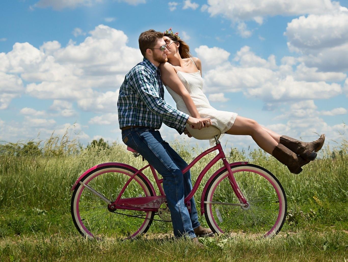 Pareja en bicicleta