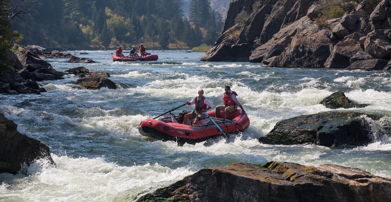 Persona haciendo rafting