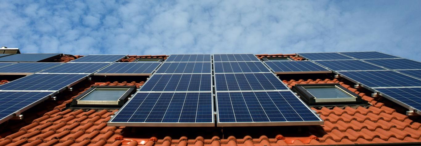 Tejado con paneles solares