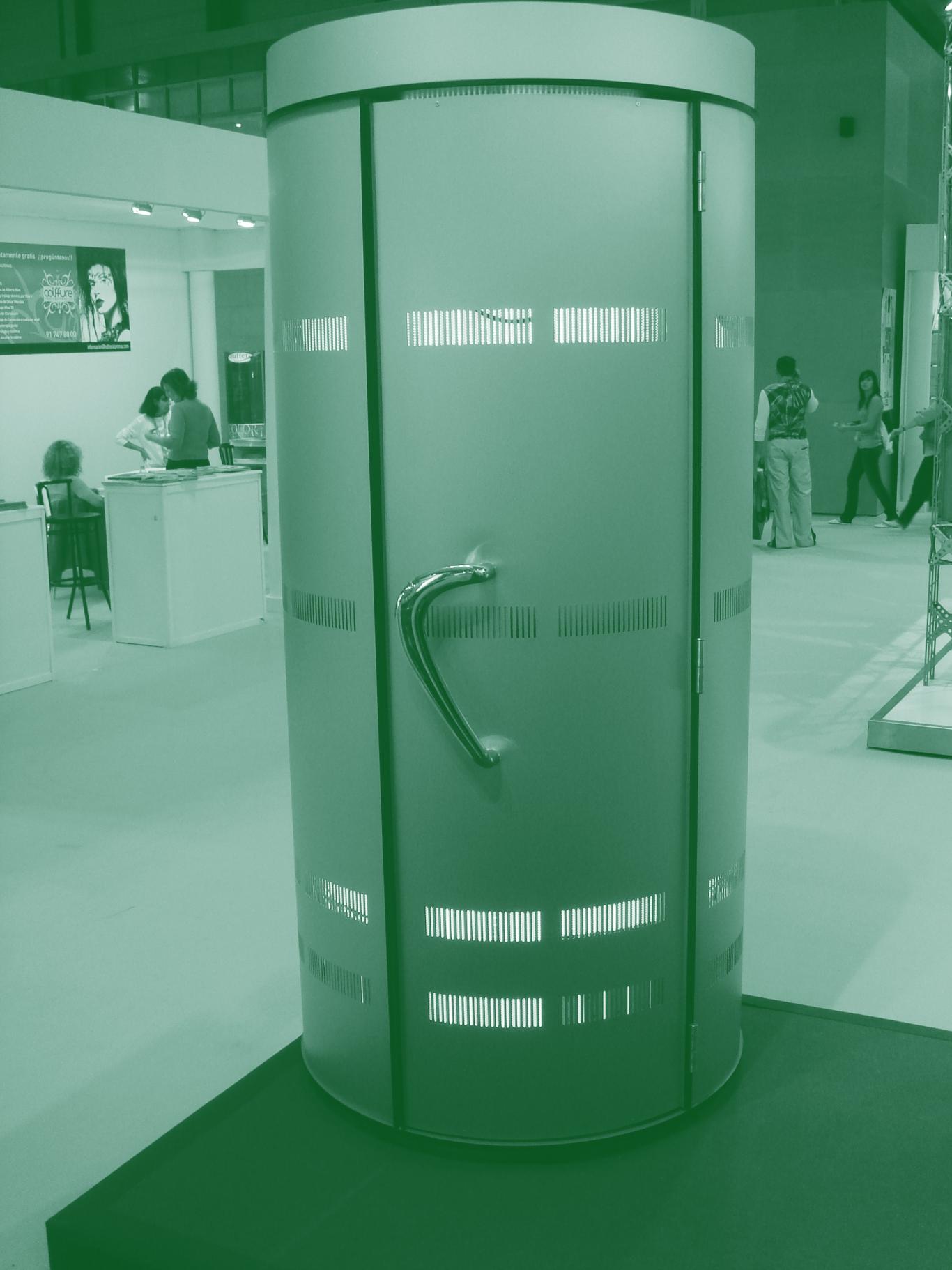 Imagen general de un centro de bronceado artificial por rayos UVA con una cabina en primer plano