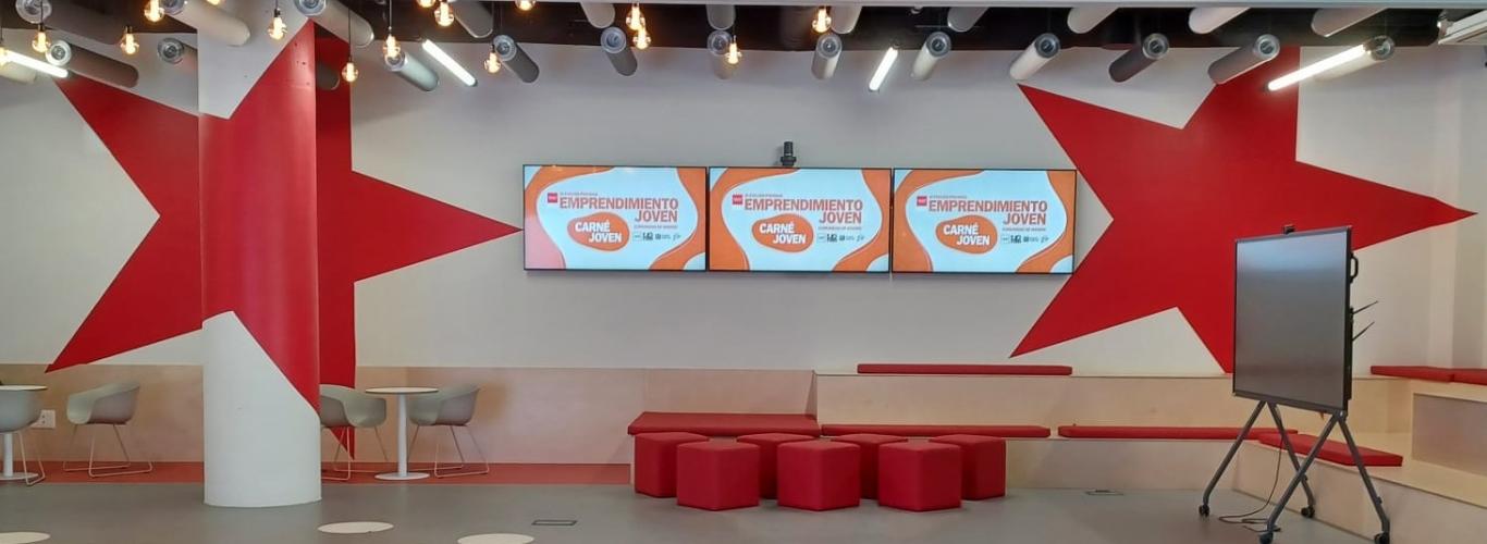 dos estrellas rojas y en medio carteles de premios emprendimiento