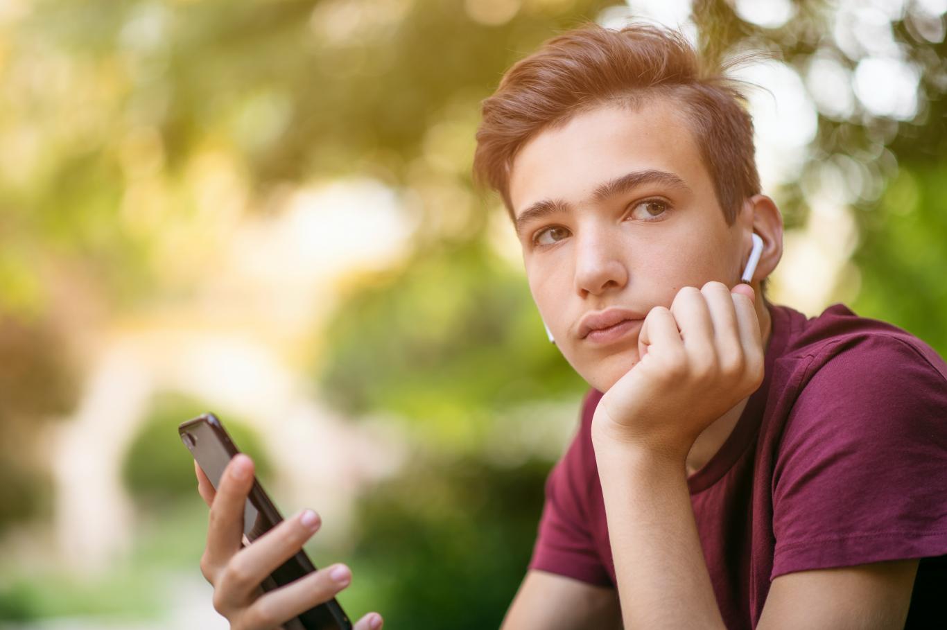 Joven con auriculares y móvil