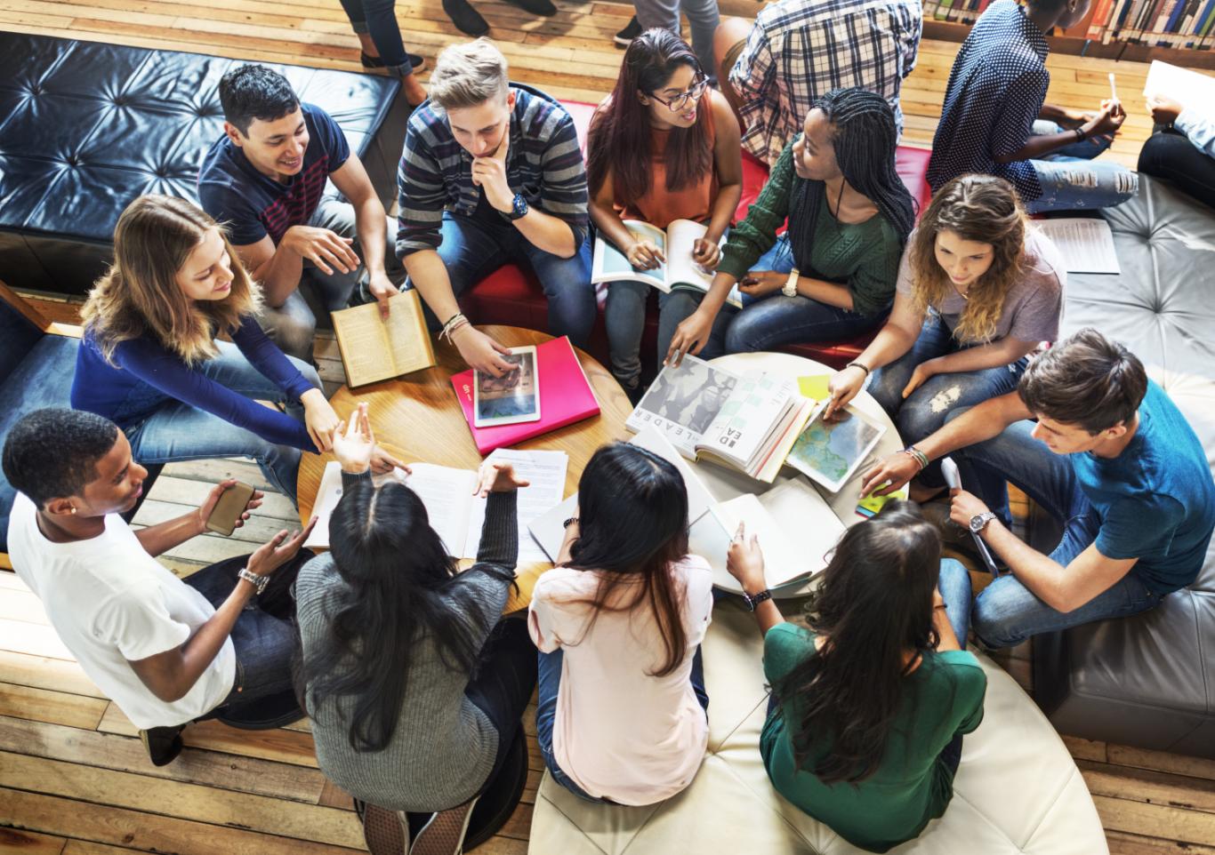 Grupo de jóvenes sentados charlando