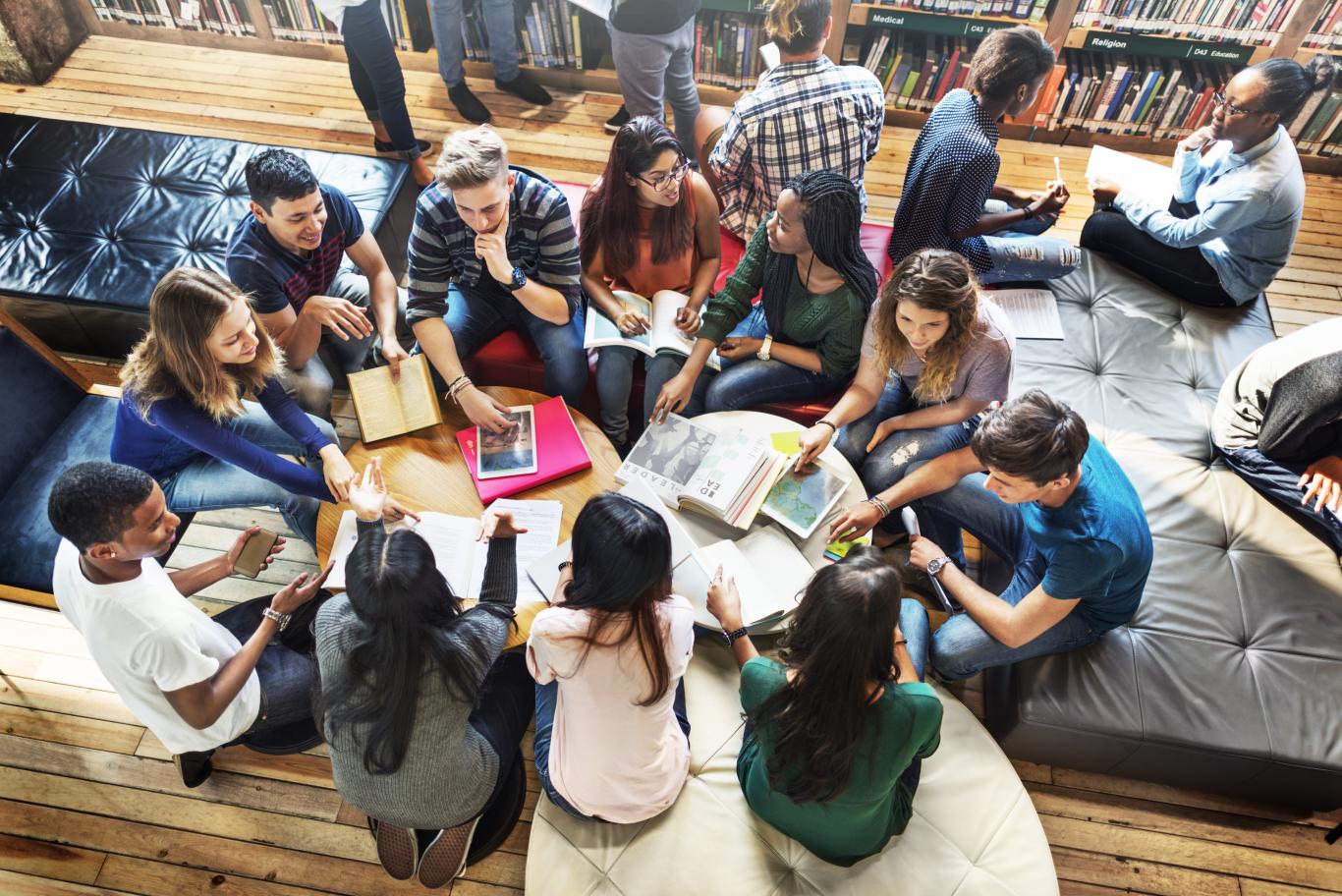 Grupo de jóvenes trabajando en equipo