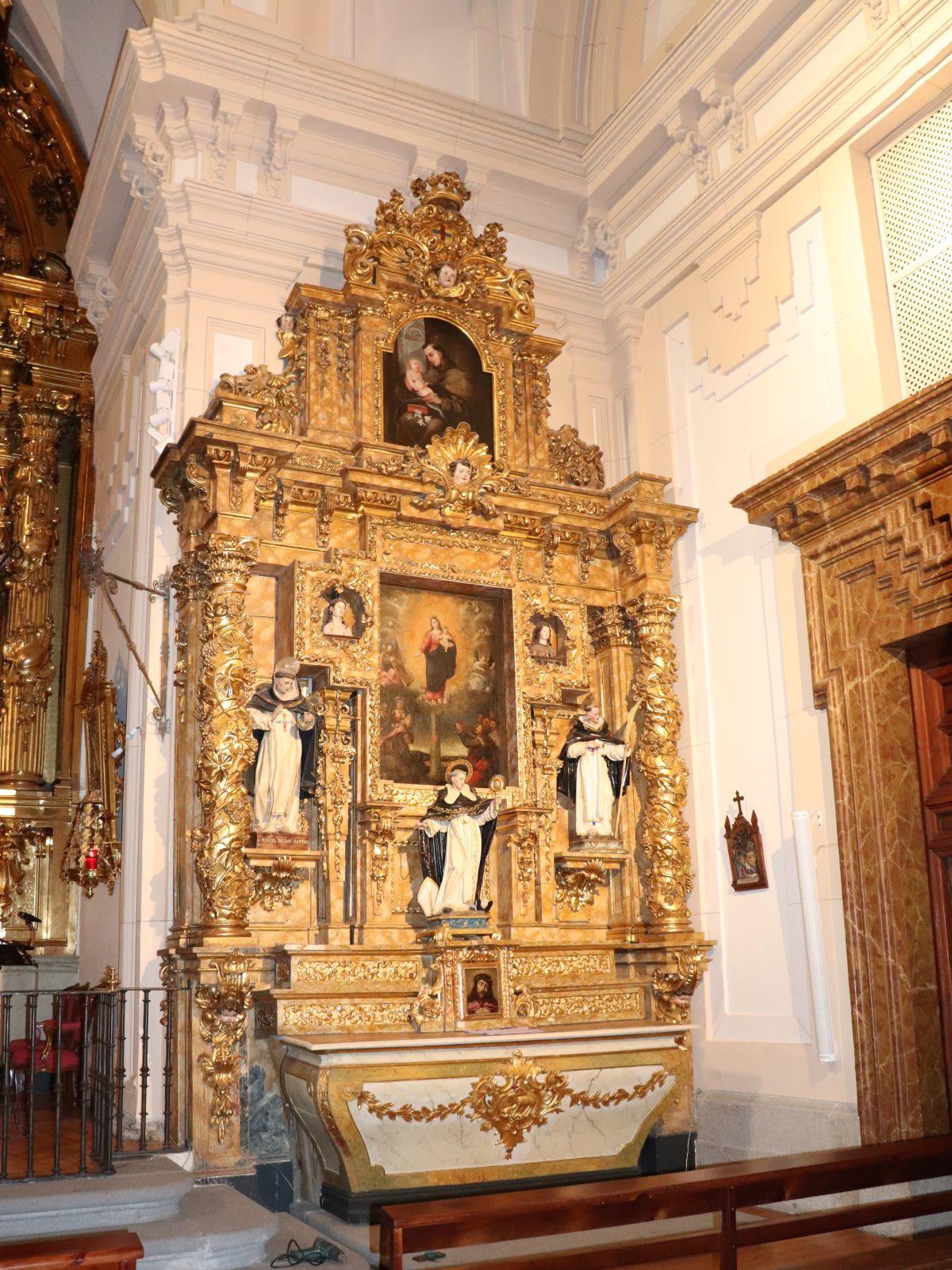 imagen de un retablo dorado barroco con pinturas y esculturas policromadas