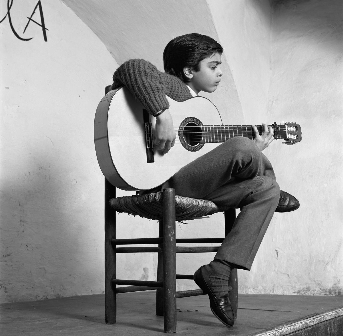 Jerónimo Maya tocando la guitarra en El Candela G Alix
