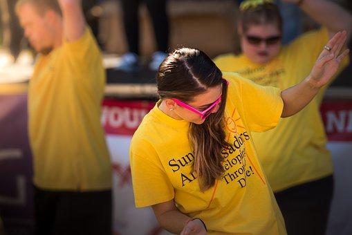 jóvenes bailando