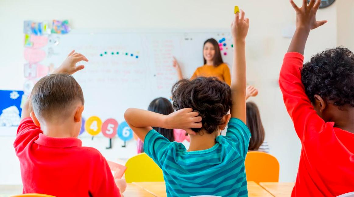 manos niño en clase