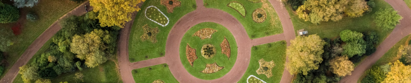 Fotografía aérea de una zona ajardinada en la ciudad