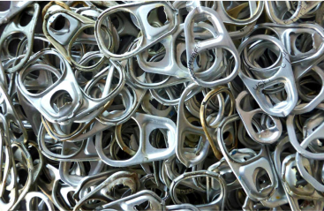 Fotografía de un montón de anillas de latas de bebida