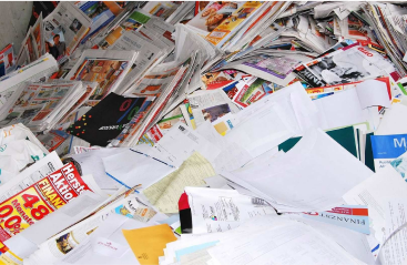 Fotografía de un montón de documentos y papel para reciclar