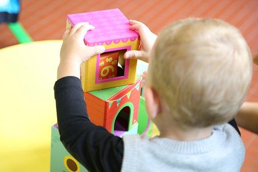 Niño pequeño de espaldas