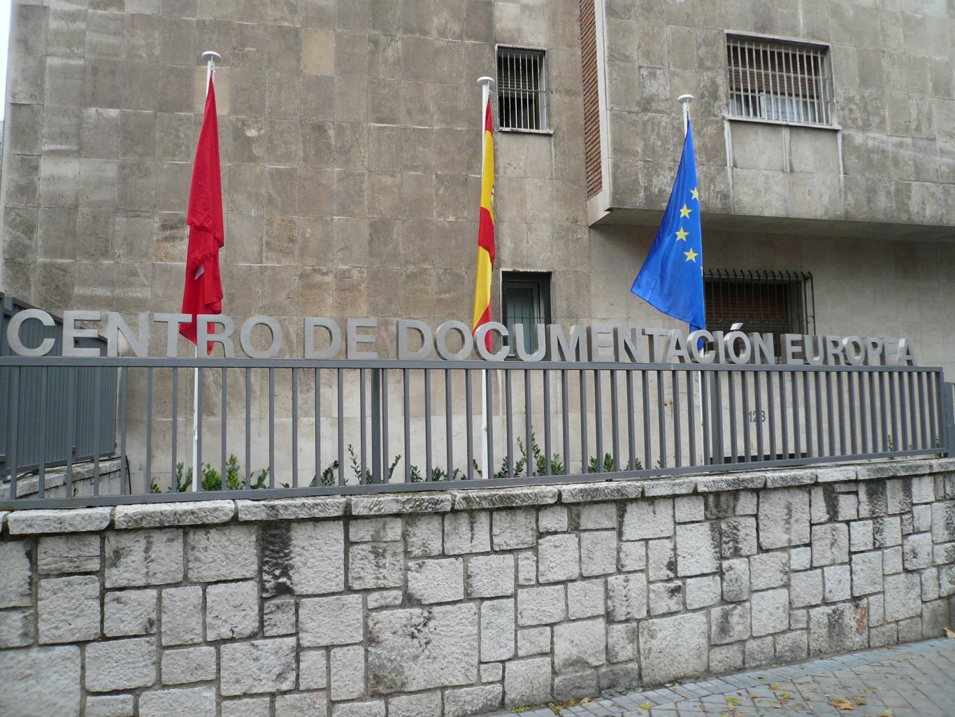 Entrada al Centro de Documentación Europea de la Comunidad de Madrid