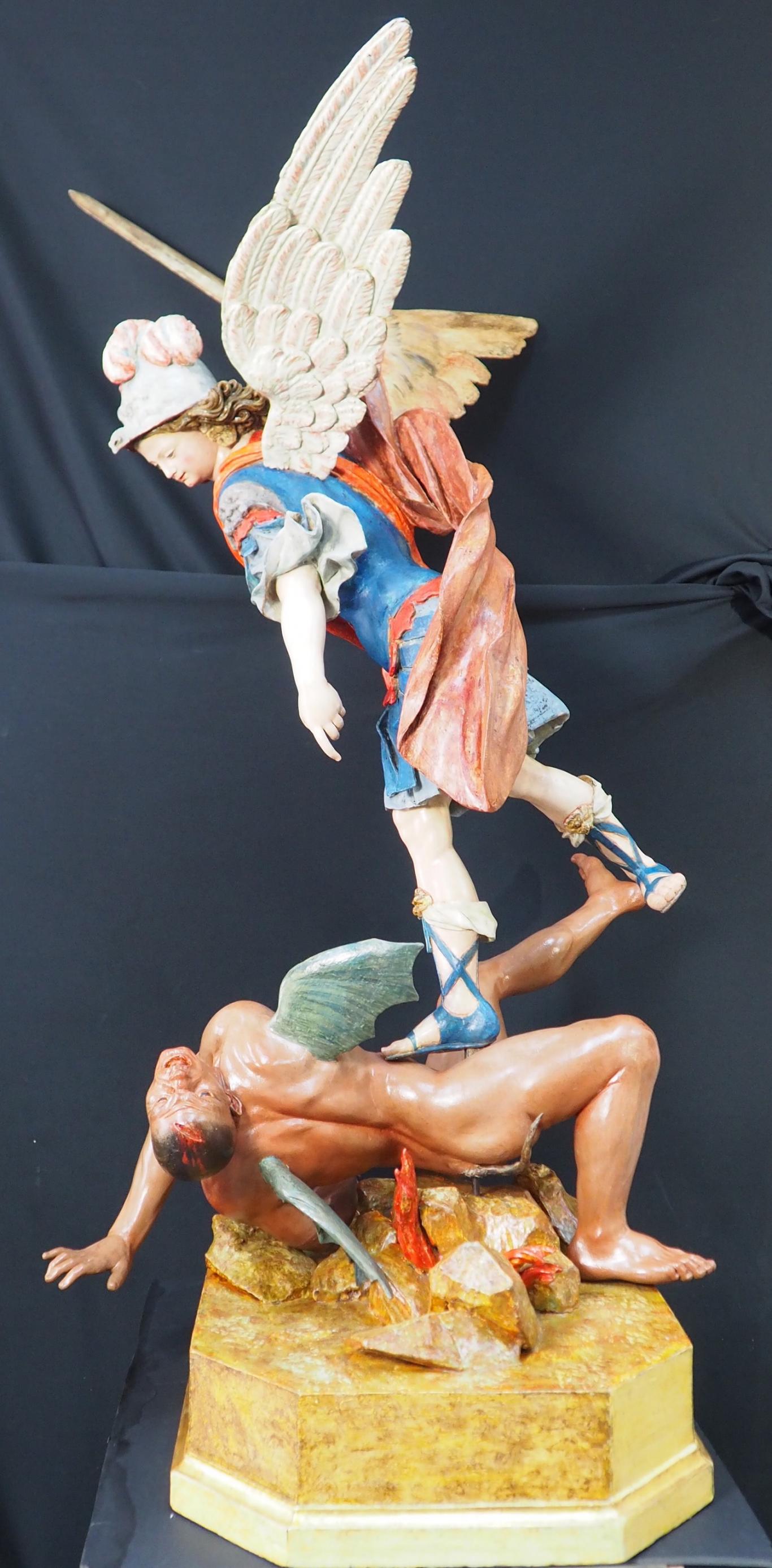 Talla de San Miguel arcángel, su pierna derecha descansa sobre la escultura del demonio