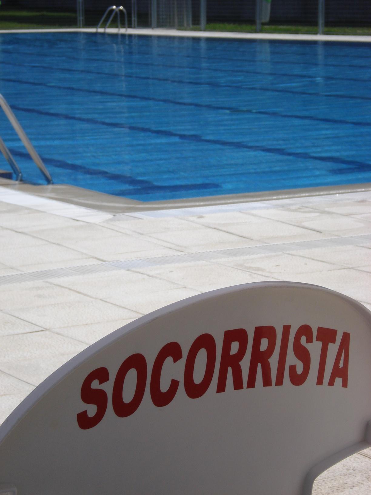 Imagen de la silla de un socorrista acuático en una piscina con el letrero Socorrista