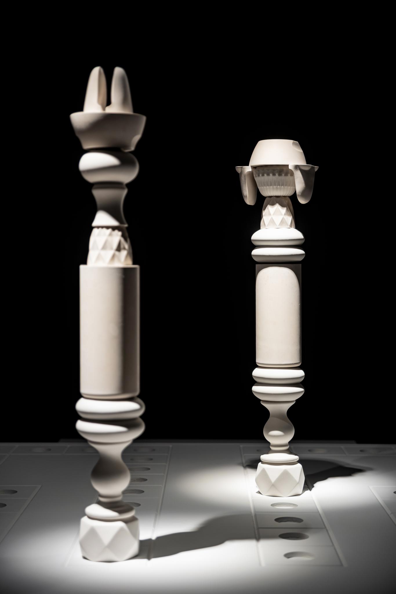 dos figuras blancas enfrentadas