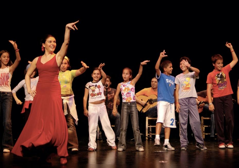 imagen mujer bailando con niños y abanicos
