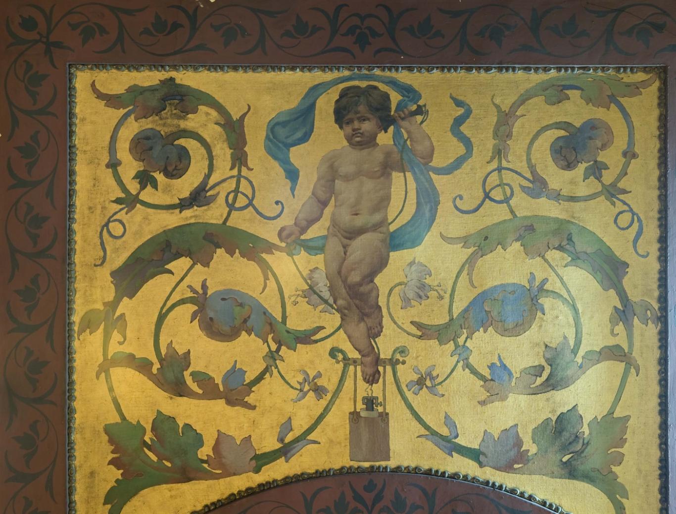 pintura de un ángel con decoración floral sobre fondo dorado