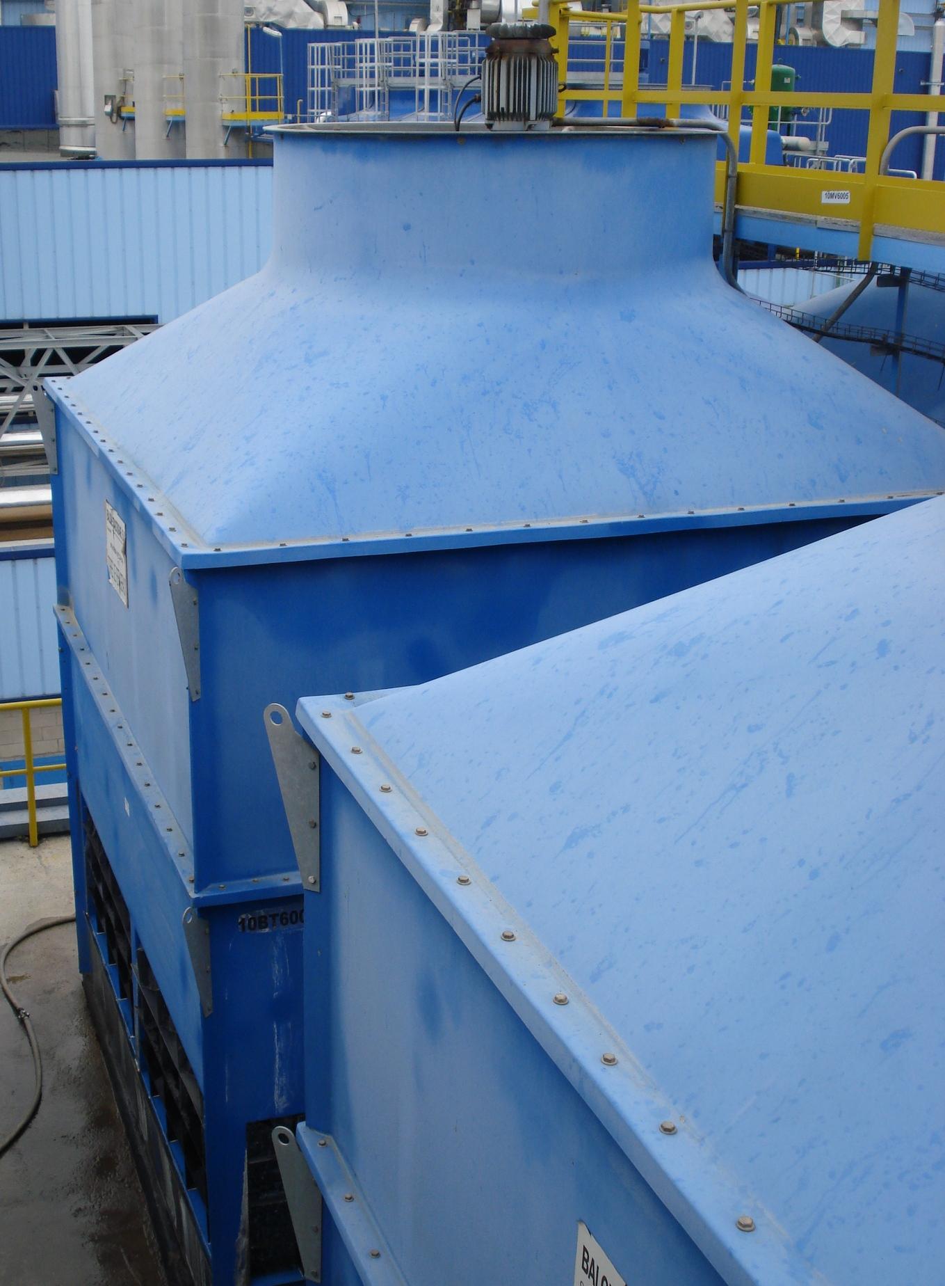 Imagen de una torre de refrigeración en un tejado