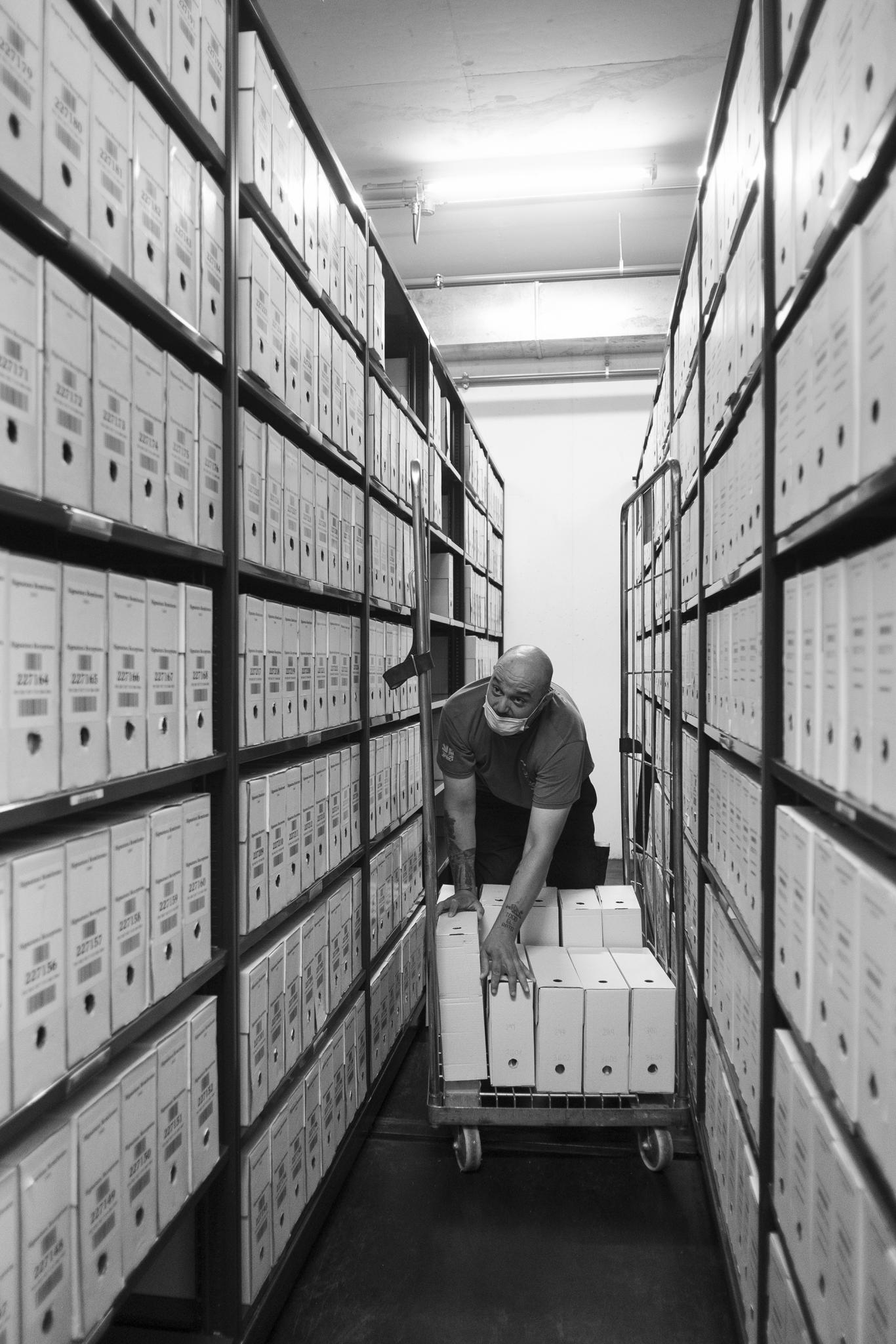 Recepción de un envío de documentos oficiales en los depósitos del Archivo Regional