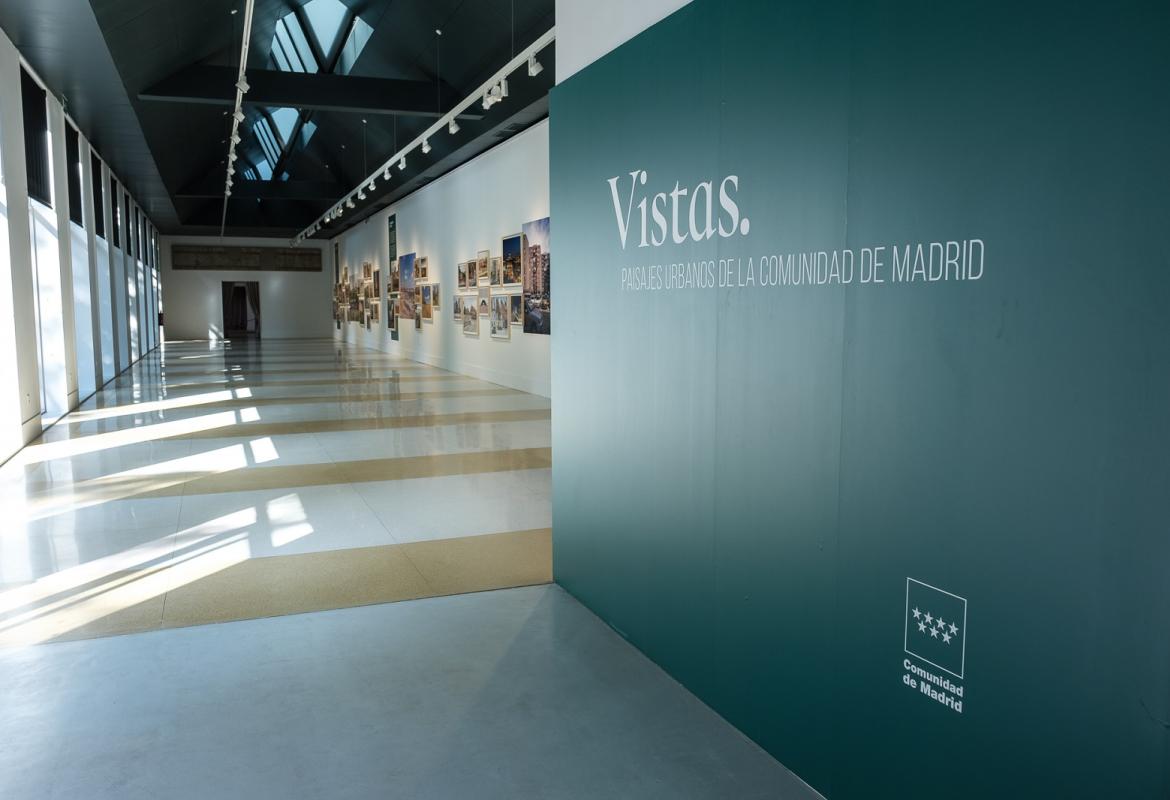 Panorámica de la sala de exposiciones con la muestra Vistas Paisajes urbanos de la Comunidad de Madrid
