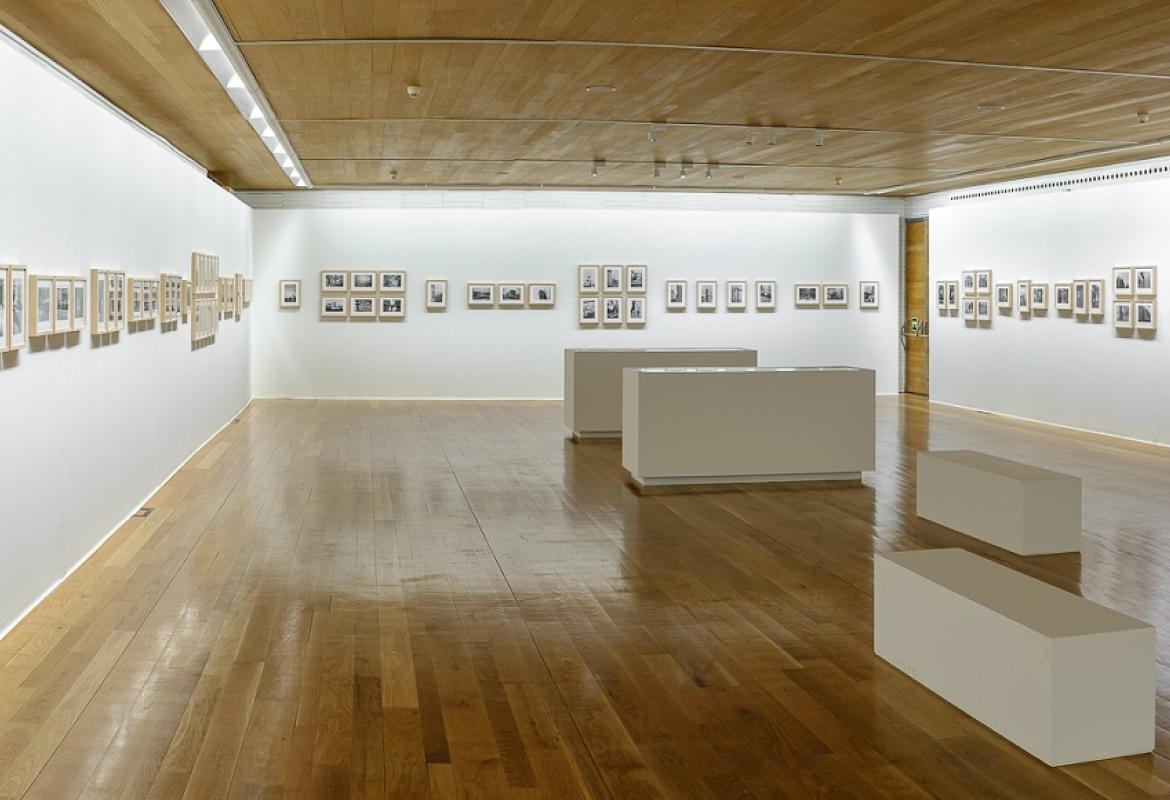 Panorámica de la sala de exposiciones Exposición Madrid Bernard Plossu
