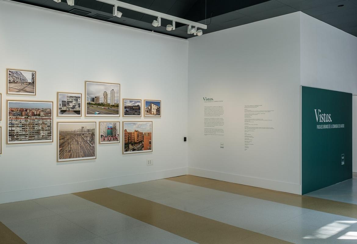 Panorámica de la sala de exposiciones con la muestra Vistas Paisajes urbanos de la Comunidad de Madrid