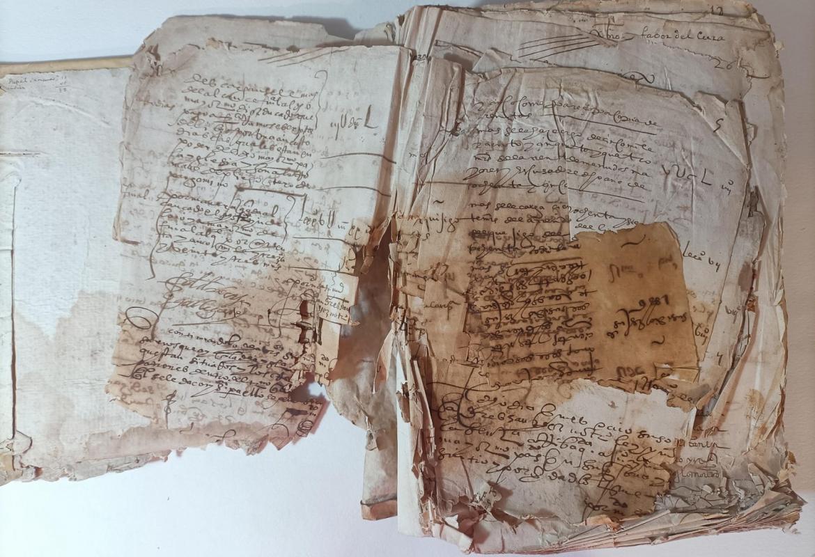 Libro Becerro antes de la restauración. Libro Becerro, abierto por dos de sus páginas, antes de la restauración