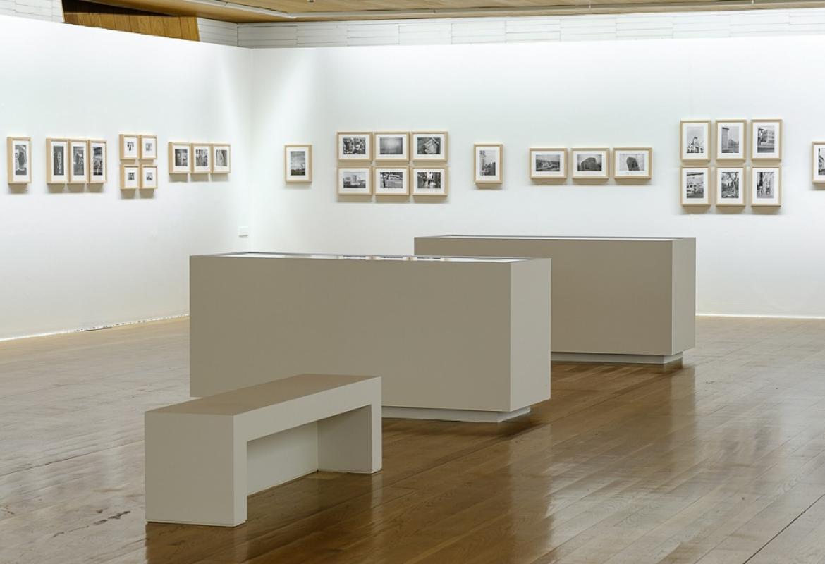 Panorámica de la sala de exposiciones Exposición Madrid Bernard Plossu