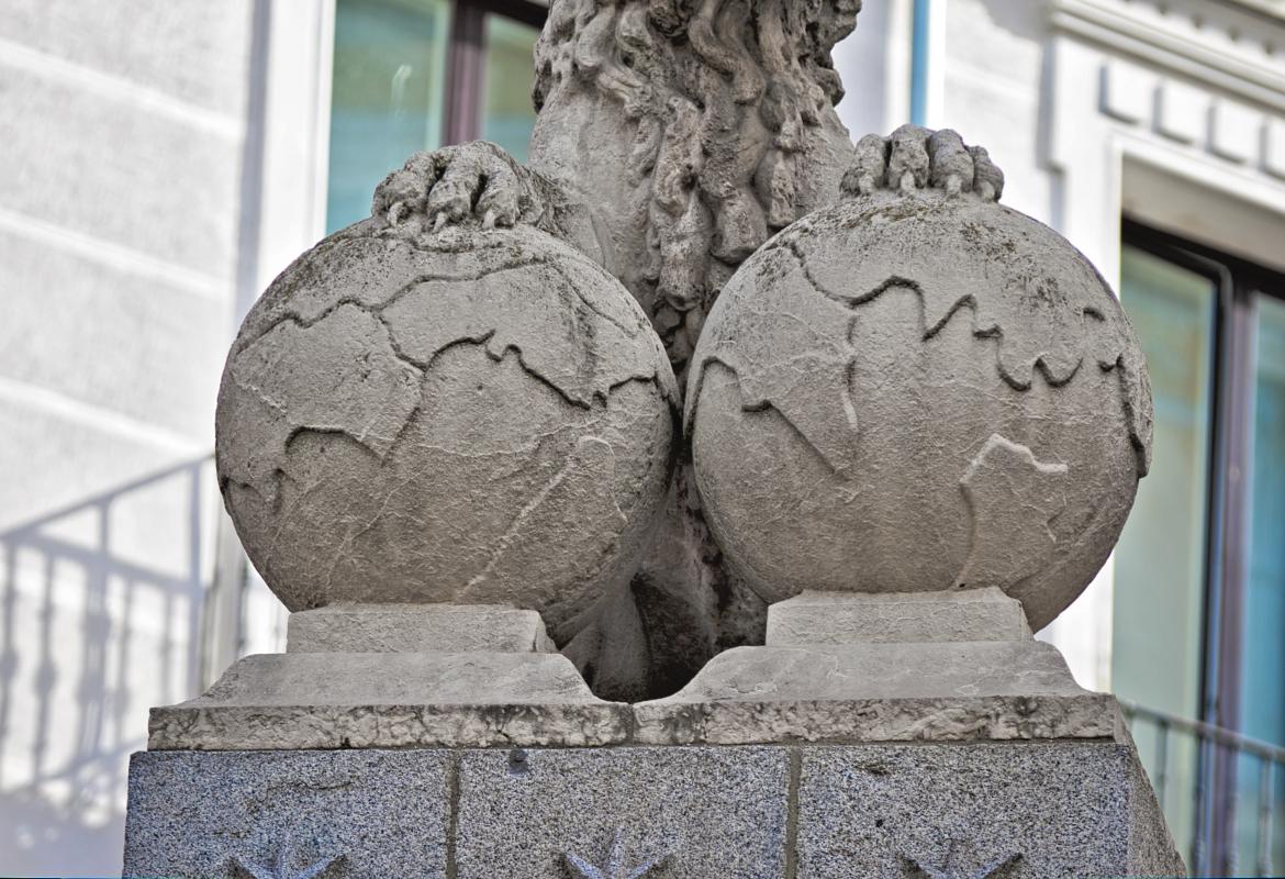 Hemisferios terrestres de la Fuentecilla de la calle de Toledo La Fuentecilla de la calle de Toledo