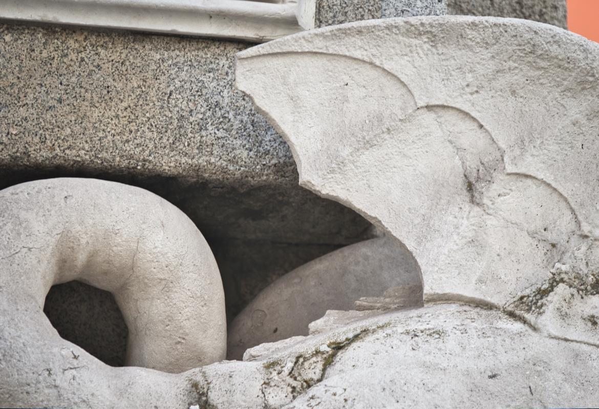 Detalle del ala del dragón de la Fuentecilla de la calle de Toledo La Fuentecilla de la calle de Toledo